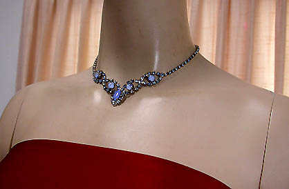 a beautiful vintage costume jewelry necklace unsigned