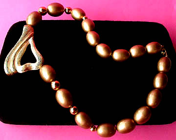 a beautiful vintage costume jewelry necklace unsigned
