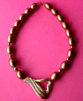 a beautiful vintage costume jewelry necklace unsigned
