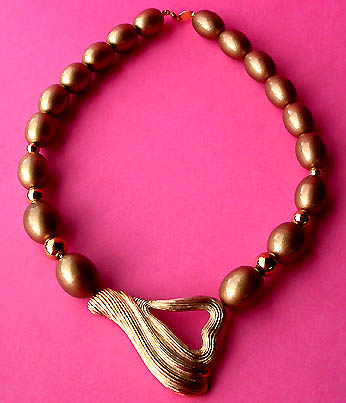 a beautiful vintage costume jewelry necklace unsigned