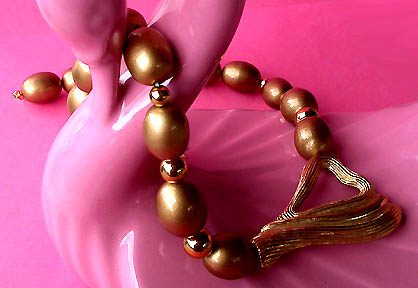 a beautiful vintage costume jewelry necklace unsigned