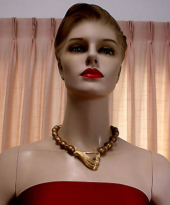 a beautiful vintage costume jewelry necklace unsigned