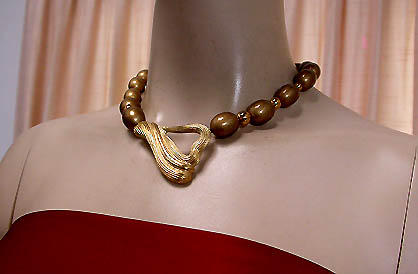 a beautiful vintage costume jewelry necklace unsigned