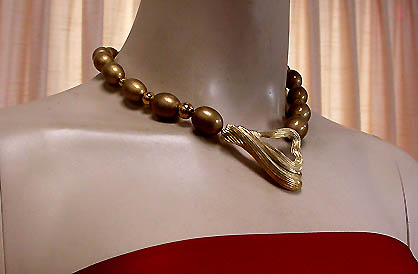 a beautiful vintage costume jewelry necklace unsigned