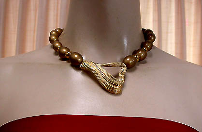 a beautiful vintage costume jewelry necklace unsigned