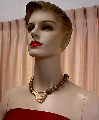 a beautiful vintage costume jewelry necklace unsigned