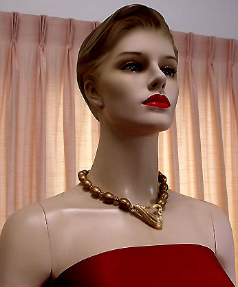 a beautiful vintage costume jewelry necklace unsigned