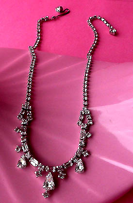 a beautiful vintage costume jewelry necklace unsigned