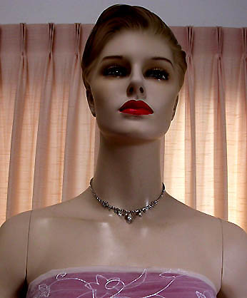 a beautiful vintage costume jewelry necklace unsigned