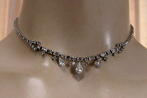 a beautiful vintage costume jewelry necklace unsigned