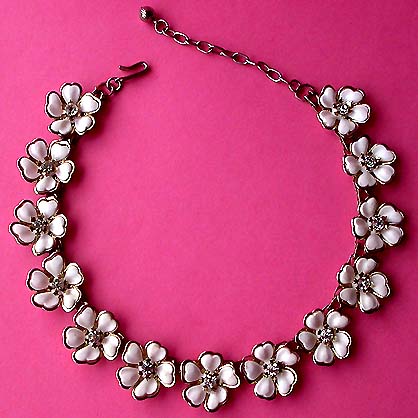 a beautiful vintage costume jewelry necklace unsigned