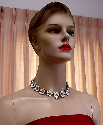 a beautiful vintage costume jewelry necklace unsigned