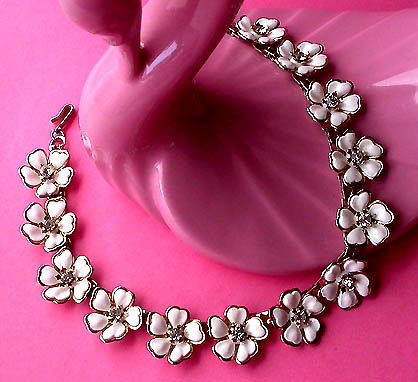 a beautiful vintage costume jewelry necklace unsigned