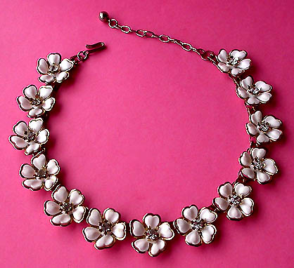 a beautiful vintage costume jewelry necklace unsigned