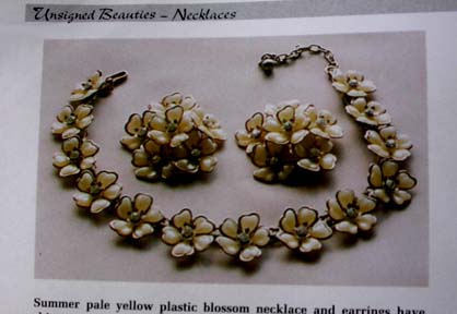 a beautiful vintage costume jewelry necklace unsigned