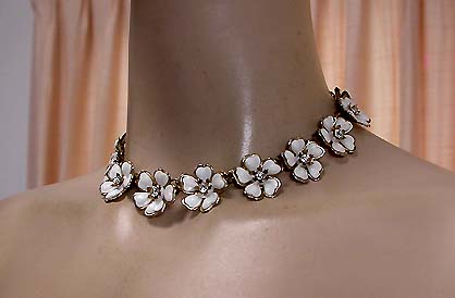 a beautiful vintage costume jewelry necklace unsigned