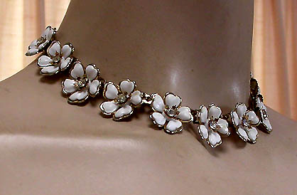 a beautiful vintage costume jewelry necklace unsigned