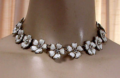 a beautiful vintage costume jewelry necklace unsigned