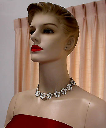 a beautiful vintage costume jewelry necklace unsigned