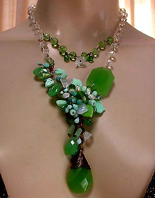 a beautiful vintage costume jewelry necklace unsigned