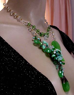 a beautiful vintage costume jewelry necklace unsigned