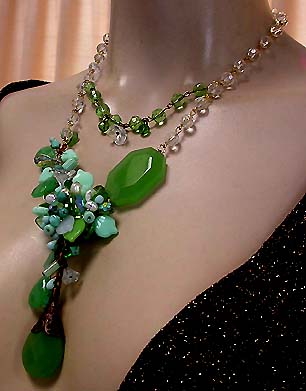 a beautiful vintage costume jewelry necklace unsigned