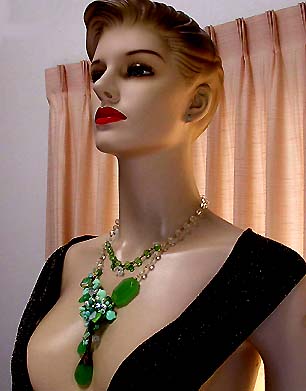 a beautiful vintage costume jewelry necklace unsigned