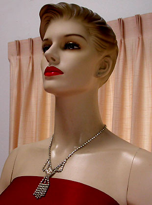 a beautiful vintage costume jewelry necklace unsigned