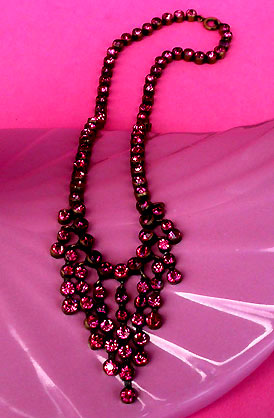 a beautiful vintage costume jewelry necklace unsigned