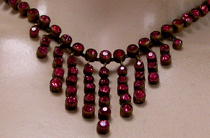 a beautiful vintage costume jewelry necklace unsigned