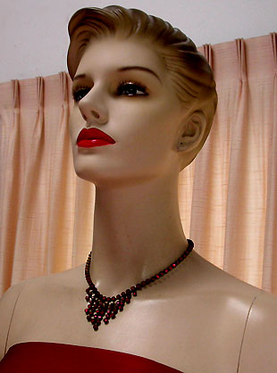 a beautiful vintage costume jewelry necklace unsigned