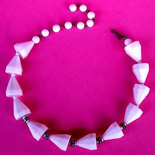 a beautiful vintage costume jewelry necklace unsigned
