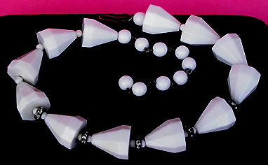 a beautiful vintage costume jewelry necklace unsigned