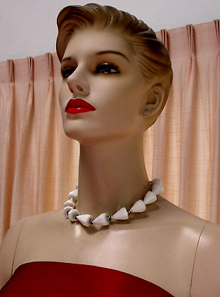 a beautiful vintage costume jewelry necklace unsigned