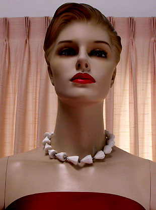 a beautiful vintage costume jewelry necklace unsigned