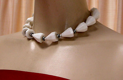 a beautiful vintage costume jewelry necklace unsigned