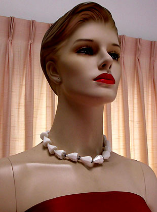 a beautiful vintage costume jewelry necklace unsigned