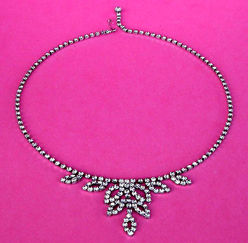 a beautiful vintage costume jewelry necklace unsigned