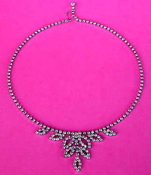 a beautiful vintage costume jewelry necklace unsigned