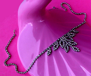 a beautiful vintage costume jewelry necklace unsigned