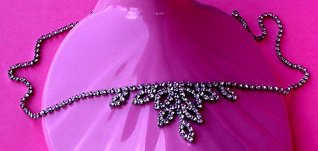 a beautiful vintage costume jewelry necklace unsigned