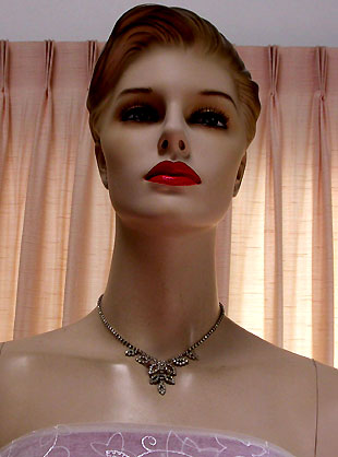 a beautiful vintage costume jewelry necklace unsigned