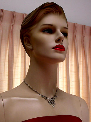 a beautiful vintage costume jewelry necklace unsigned