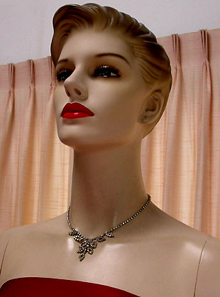 a beautiful vintage costume jewelry necklace unsigned