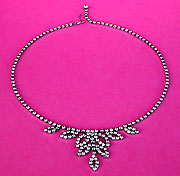 a beautiful vintage costume jewelry necklace unsigned
