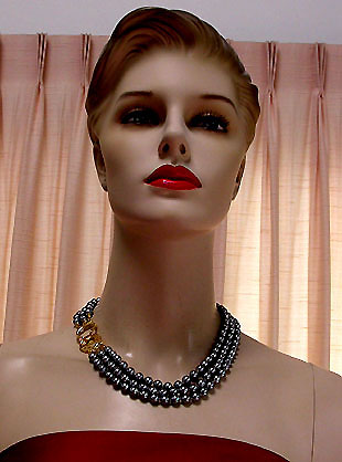 a beautiful vintage costume jewelry necklace unsigned