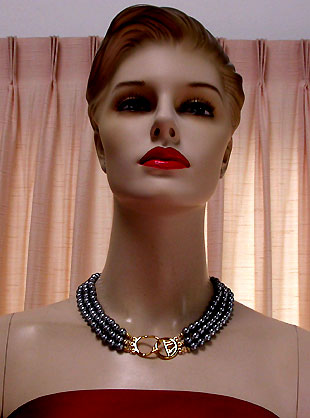 a beautiful vintage costume jewelry necklace unsigned