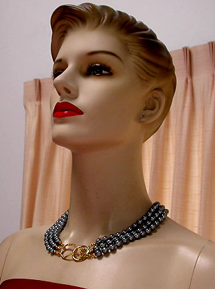 a beautiful vintage costume jewelry necklace unsigned