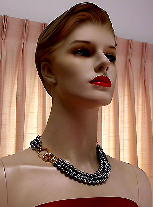 a beautiful vintage costume jewelry necklace unsigned