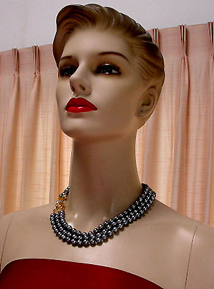 a beautiful vintage costume jewelry necklace unsigned